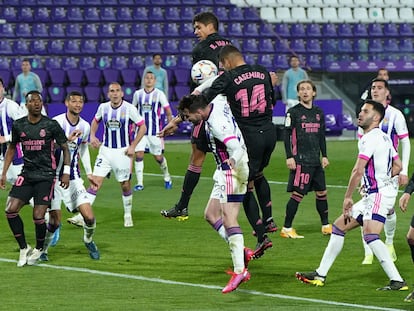 Casemiro remata de cabeza este sábado ante el Valladolid en el gol que supuso la victoria del Real Madrid en el José Zorrilla.