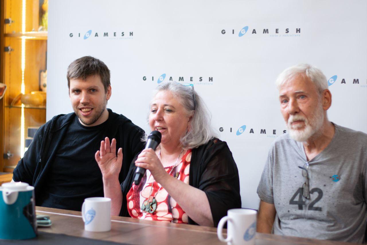 Cristina Macía entre Alejo Cuervo y el hijo de este, Iñigo, durante el 40 º aniversario de Gigamesh, en una imagen cedida.