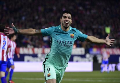 Luis Suárez celebra el primer gol del Barcelona.