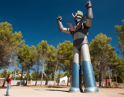 La estatua de 10 metros de Mazinger Z, levantada en 1979 en la urbanización de Mas del Plata (Tarragona), se ha convertido en lugar de peregrinación otaku en nuestro país.