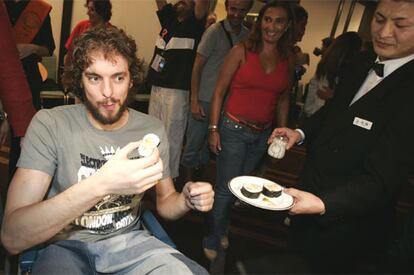 Pau Gasol disfruta de unos canapés de sushi tras el triunfo de la selección de baloncesto en el Mundial de Japón.