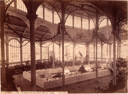 1875 (aproximadamente). El nuevo mercado de la calle de Toledo, en una imagen de la época. Madrid se inspira en Les Halles de París y su arquitectura de hierro colado.