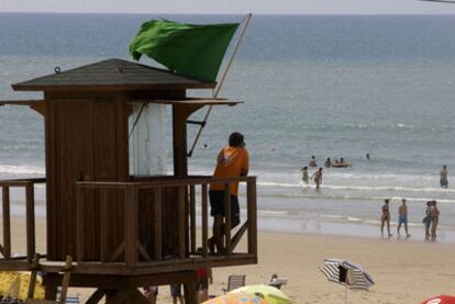 La bandera verde ondea sobre la caseta de los socorristas en la plqaya de El Carmen de Barbate.