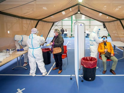 Varias personas se someten a las pruebas durante el test masivo de antígenos en Burgos el pasado sábado.