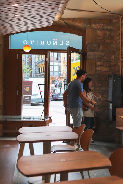 Dos clientes hacen el pedido en la máquina del restaurante Señorito en San Sebastián.