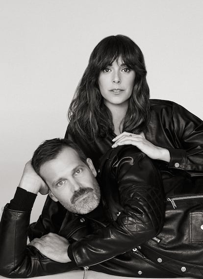 Belén Cuesta viste mono de piel ecológica de PINKO y Jose Mari Goenaga lleva cazadora de DSQUARED2 y jersey de GARCÍA MADRID.