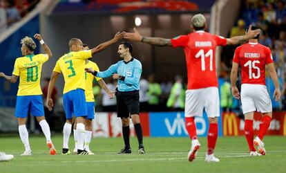 Jogadores reclamaram do gol sofrido após empurrão em Miranda.