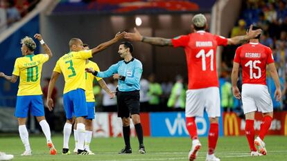 Jogadores reclamaram do gol sofrido após empurrão em Miranda.