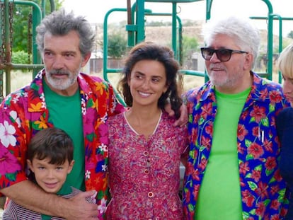 O pequeno Asier Flores, Antonio Bandeiras, Penélope Cruz, Pedro Almodóvar e Nora Navas, na imagem de fim de rodagem de 'Dor e glória'.