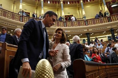 El presidente del Gobierno en funciones, Pedro Sánchez, y la vicepresidenta, Carmen Calvo, tras la segunda jornada del debate de investidura.