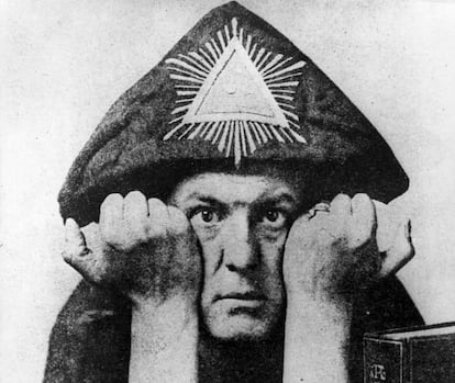 El ocultista Aleister Crowley (1875-1947), conocido como el "hombre más malvado del mundo".  