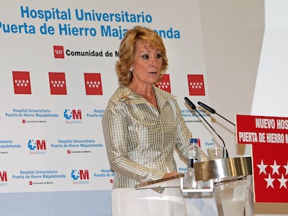 La presidenta de la Comunidad de Madrid, Esperanza Aguirre, pronuncia unas palabras en el acto de inauguración del hospital universitario Puerta de Hierro, en septiembre de 2008.
