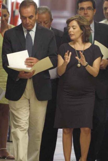 Alonso y Sáenz de Santamaría, en el Congreso el viernes.