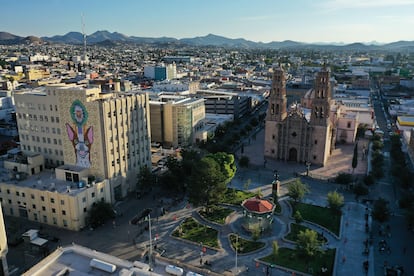 Vista aérea de la plaza de Armas y la catedral de la ciudad de Chihuahua (México).