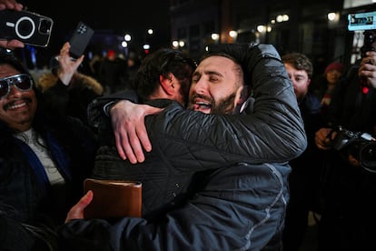 Edward 'Jake' Lang, uno de los acusados ​​por su participación en el ataque al Capitolio, tras ser liberado este martes.