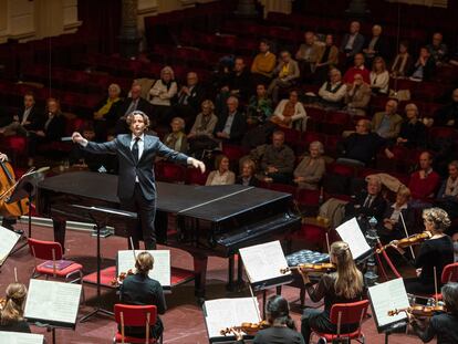 Gustavo Gimeno dirigiendo a la Concertgebouw de Ámsterdam.