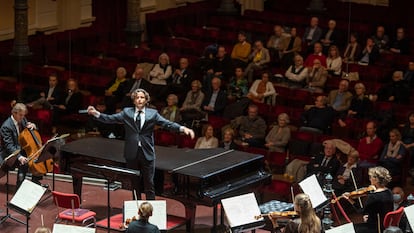 Gustavo Gimeno dirigiendo a la Concertgebouw de Ámsterdam.