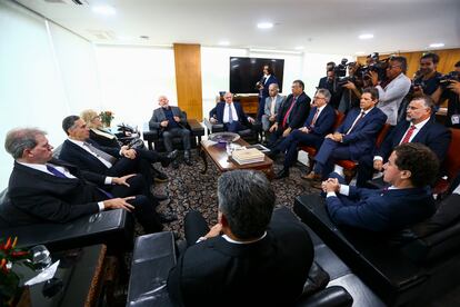 Lula da Silva (en el centro de la imagen), reunido con funcionarios del Gobierno en el Palacio do Planalto, este lunes en Brasilia.