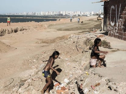 Crian&ccedil;as brincam em praia no Pirambu, &aacute;rea que j&aacute; foi considerada umas das mais violentas de Fortaleza