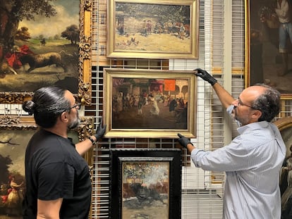 Dos conservadores de la Casa de Colón con el cuadro incautado a Pedro Rico, 'Cruz de mayo', de Eugenio Lucas, en una imagen facilitada hace meses por el Cabildo de Gran Canarias.