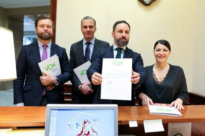 El portavoz Vox en el Congreso de los Diputados, Iván Espinosa de los Monteros; su secretario general, Javier Ortega Smith; el presidente de la formación, Santiago Abascal; y la secretaria general del Grupo Parlamentario, Macarena Olona; presentan en el Congreso una iniciativa parlamentaria.