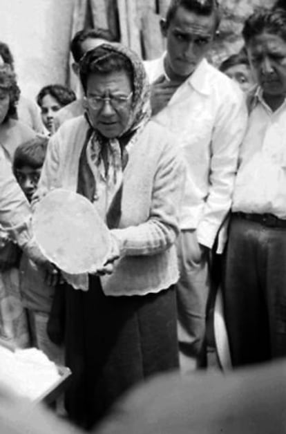 Eulalia Guzmán observa piezas arqueológicas en Ixcateopan, Guerrero, en 1949.