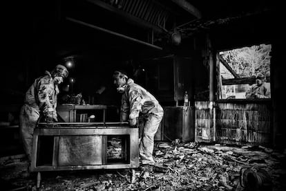 Los técnicos de limpieza que realizan el desescombro de Mugaritz se llevan uno de los fuegos y la plancha de la cocina incendiada.