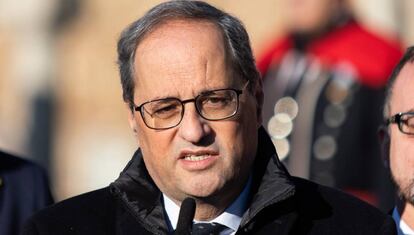 El presidente de la Generalitat, Quim Torra, realiza una declaración durante la ofrenda floral a la tumba de Francesc Macià, en Montjuic (Barcelona) este 25 de diciembre.