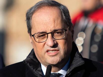 El presidente de la Generalitat, Quim Torra, realiza una declaración durante la ofrenda floral a la tumba de Francesc Macià, en Montjuic (Barcelona) este 25 de diciembre.