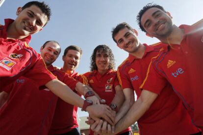 Villa, Iniesta, Xabi Alonso, Puyol, Casillas y Xavi se fotografían para EL PAÍS el pasado jueves en su residencia en Potchefstroom.