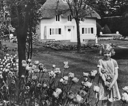 <p>Hay regalos y regalos, y luego están los que recibe una princesa. Aquí Elizabeth posa en los jardines de Windsor, en 1936, ante una casita galesa en miniatura que el pueblo de Gales le regaló con motivo de su sexto cumpleaños en 1932. Concebida como casa de juegos a escala infantil (algo así como la de los siete enanitos de Blancanieves), fue restaurada y redecorada en 2012.</p>