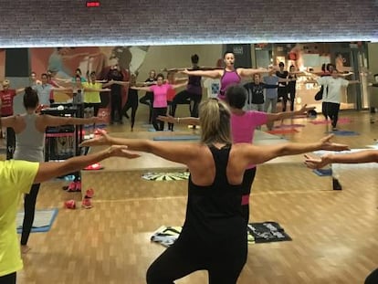 Alumnos de una clase dirigida de yoga en una de los gimnasios de VivaGym. 