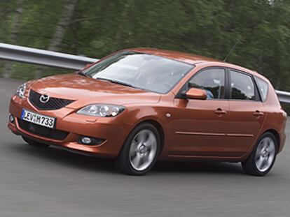El Mazda 3 tiene una estampa deportiva y con gran personalidad. La longitud de la carrocería, que llega hasta 4,4 metros, mejora la habitabilidad y es una de sus mejores armas.