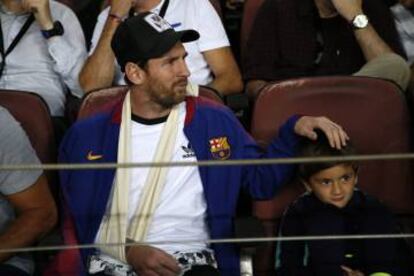 Messi, con el brazo en cabestrillo, durante el partido del Barcelona.