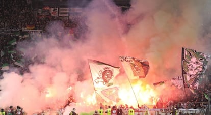 Seguidores del M&ouml;nchengladbach encienden bengalas en su visita al Ol&iacute;mpico.