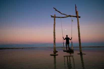 Si uno cree que Gili Trawangan es mágica de día, debe contemplarla al amanecer (en la foto), tras una noche de fiesta. No encontrará una decoración elegante, ilustraciones llamativas, personal en la puerta ni precios altos en locales como Tir na Nog, cuyas fiestas comenzaron como raves de playa y aún conservan su espíritu primario y poco organizado. Los DJ locales brindan ritmos tribales y, a veces, sin anuncio previo, pinchan DJ superestrellas.