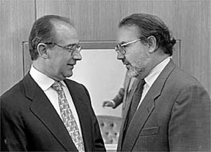 El ministro de Economía español, Rodrigo Rato, y Pedro Solbes, en una foto de noviembre de 1999.