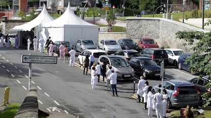 Colas de sanitarios en el Hospital Universitario de Basurto (Bilbao) para hacerse los test del coronavirus, en junio.