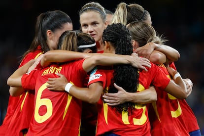 Las jugadoras de la selección española celebran el tercer gol del combinado español durante el partido del Grupo B de la Eurocopa 2025. EFE/ Ana Escobar

