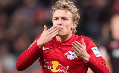 Emil Forsberg celebra uno de los goles del Leipzig al Bayer Leverkusen.