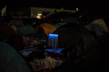 Millones de peregrinos pasan la noche frente a la Basílica de Guadalupe, en Ciudad de México.