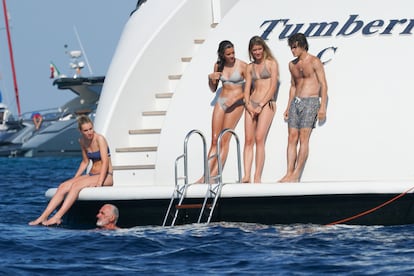 Martina y Daniela Figo con Luis Osorio, en Ibiza, en 2019.