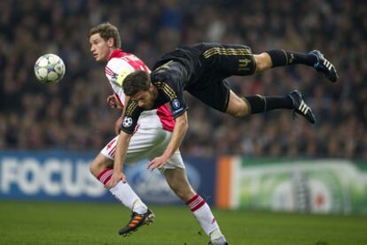 Xabi Alonso vuela ante Jan Vertonghen.