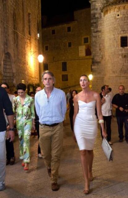 Jeremy Irons, con Emina Ganic, en Dubrovnik