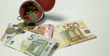 Diversos billetes y monedas de euro.