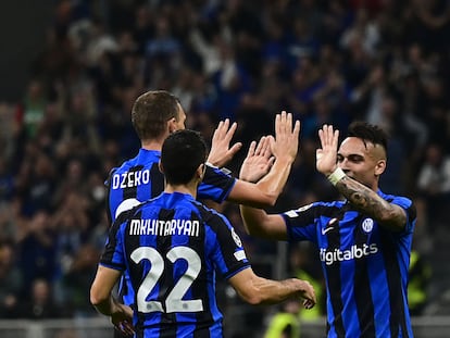 Dzeko, Lautaro Martínez y Mkhitaryan celebran uno de los tantos del Inter ante el Viktoria Plzen este miércoles.