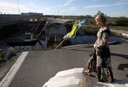 La duquesa de Edimburgo dura su visita al puente Romanivska, en la ciudad de Irpin, el 29 de abril de 2024.