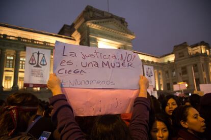 Miles de manifestantes participaron en la marcha 'Ni una Menos' que culminó en el centro de Lima.