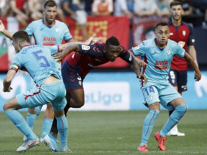 Estupiñán persigue un balón entre Escalante y Orellana.