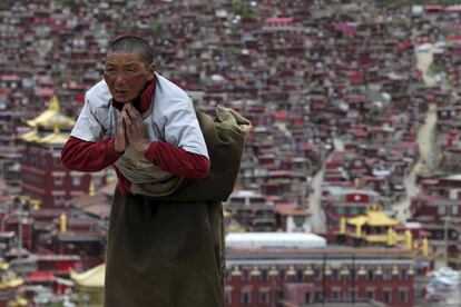 Un peregrino tibetano reza cerca de un templo budista en el condado de Sertar, provincia de Sichuan, China.